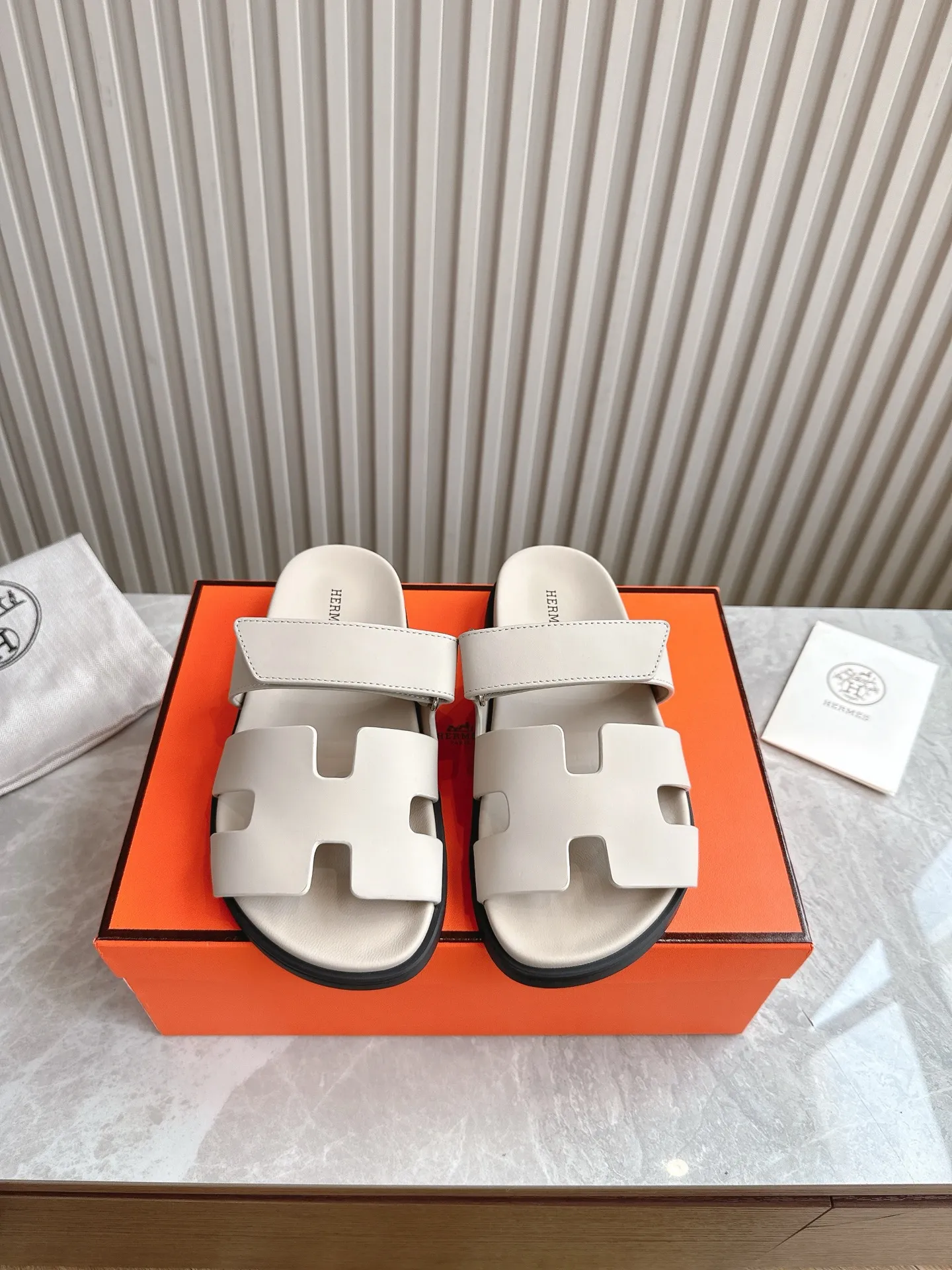 p480🐮🐮Couple model (top version) H family 2024 spring and summer new style HERMES Hermes' recently popular couple model pig nose angle sandals and slippers, paired with various colorful socks, popular. Upper: imported original deerskin (the genuine leather edging is not ordinary super migration). Lining: imported genuine leather. Outsole: Tpu non-slip and wear-resistant outsole. Size: Female 35-42 (40/42 non-returnable and non-exchangeable) Male size: 39-45 (45 non-refundable and non-exchangeable)